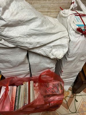 Đóng gói sách cũ cẩn thận