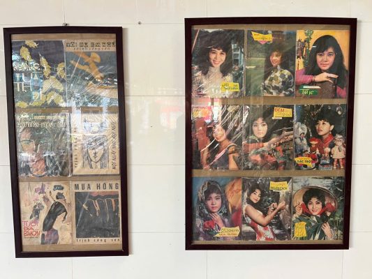 Khung tranh decor vintage trưng bày bộ sưu tập bìa nhạc tờ Trịnh Công Sơn trước 1975 