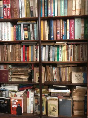 Để sách, truyện tranh trong tủ