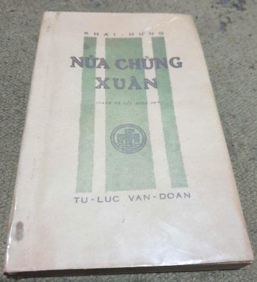 Sách cổ Nửa Chừng Xuân của Khái Hưng.